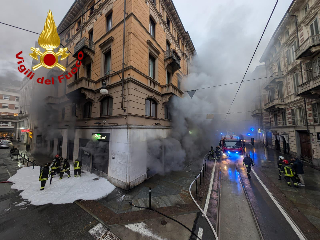 Incendio in un supermercato centro a Torino, evacuato un palazzo di cinque piani